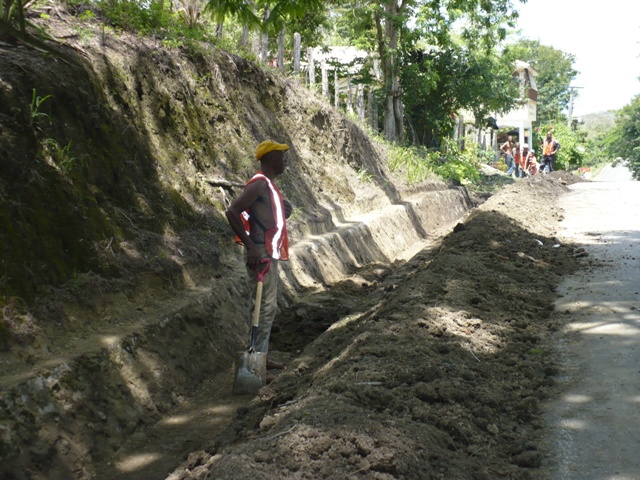 AYUNTAMIENTO RECONSTRUYE CAMINOS VECINALES MUNICIPIO LUPERÒN