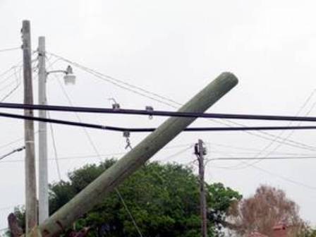 CONDUCTOR PATANA DERRIBA POSTES ELÉCTRICOS SECTOR LA JAVILLA 