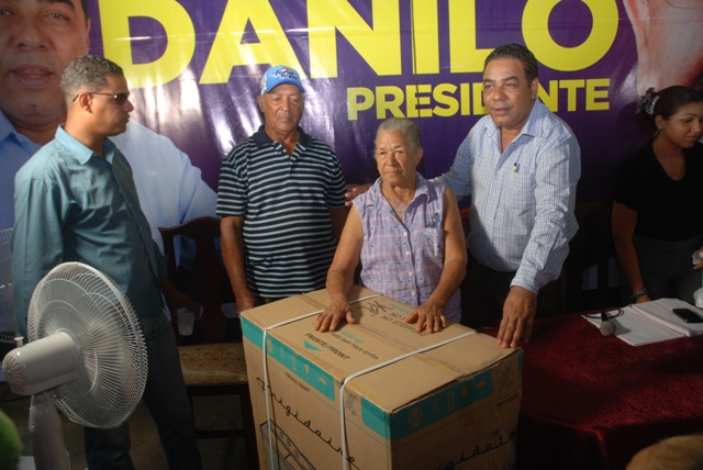 DIPUTADO ENTREGA REGALOS GRUPO MADRES