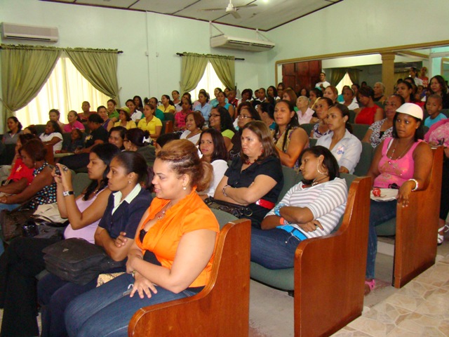 ESTUDIANTES COLEGIO BAUTISTA AGASAJAN MADRES