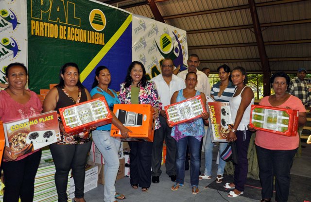 PARTIDO ACCIÓN LIBERAL ENTREGA REGALOS GRUPO  MADRES