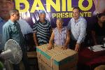 DIPUTADO ENTREGA REGALOS GRUPO MADRES