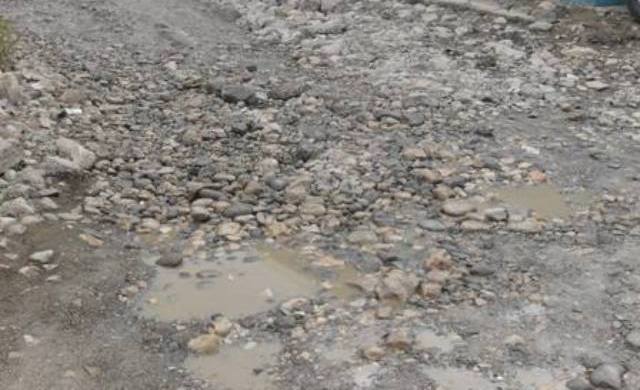 SOLICITAN ARREGLO CALLES BARRIO LOS LIMONES