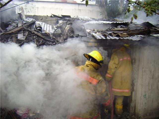 FUEGO ARRASA VIVIENDA SECTOR AGUAS NEGRAS