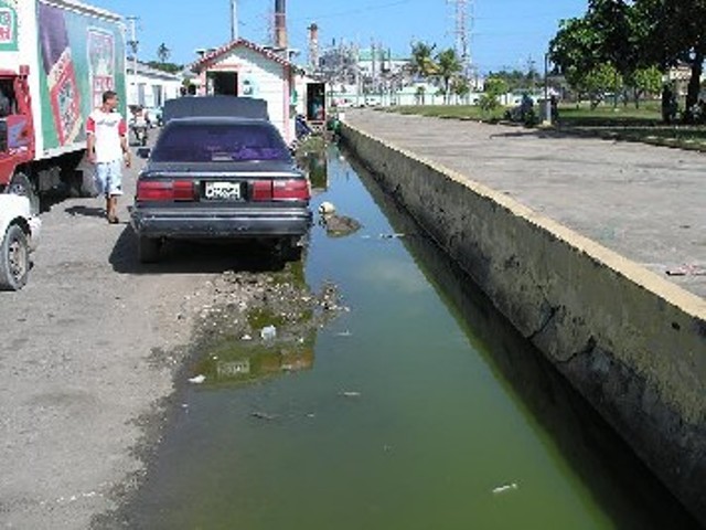 OBREROS MUNICIPALES ACONDICIONAN PARQUE PORTUARIO