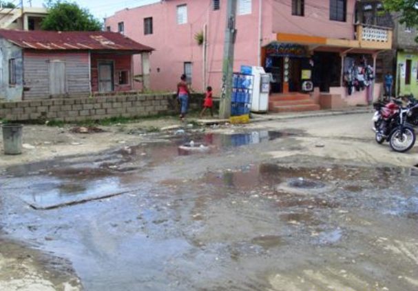 PRESENTAN DETERIORO CALLES URBANIZACIÓN GENERAL GREGORIO LUPERÓN