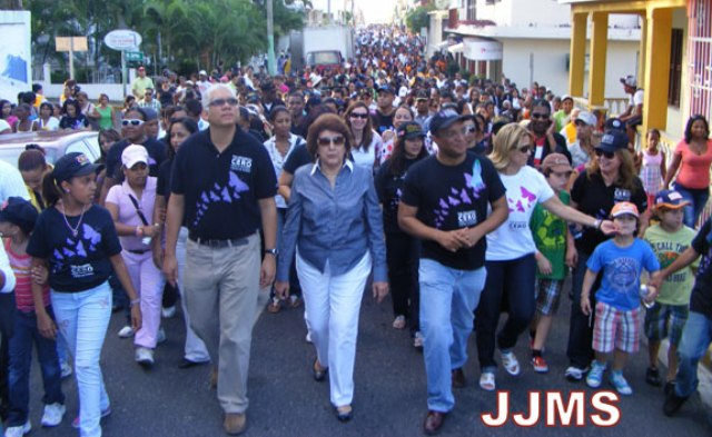 PUERTOPLATEÑOS MARCHAN EN APOYO MUJERES MALTRATADAS
