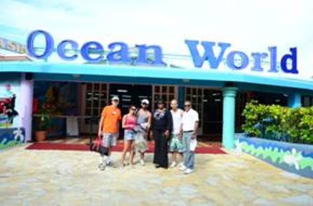PERIODISTAS COLOMBIANOS GIRAN VISITA CORTESÍA OCEAN WORLD