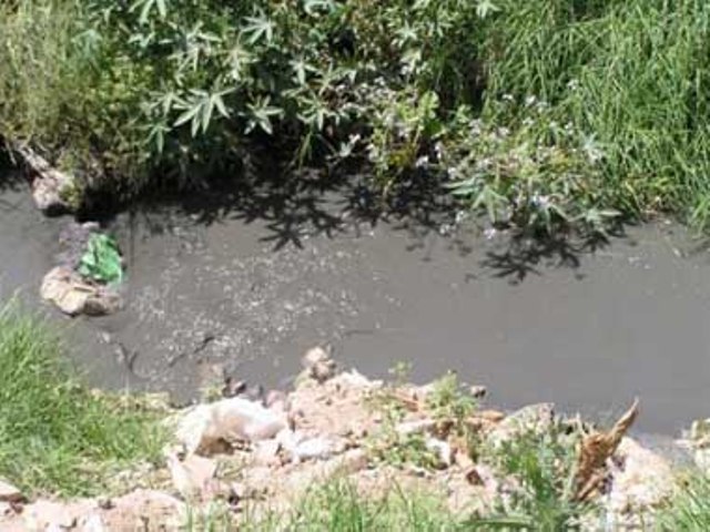 CORRIGEN  PROBLEMAS  MALOS OLORES PRODUCEN AGUAS NEGRAS EN  SECTOR LAS FLORES