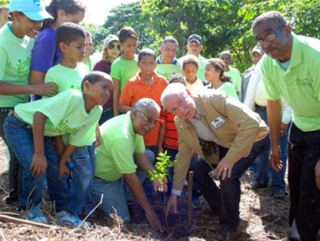 VICEPRESIDENTE ALBURQUERQUE DEJA INICIADA CAMPAÑA REFORESTACIÓN