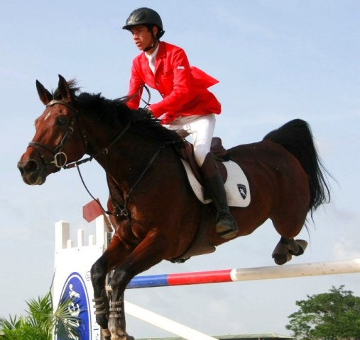 FERNÁNDEZ HACHE GANA PRUEBA ECUESTRE