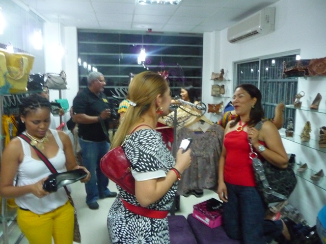 COMUNICADORA SCARLET GILBERT INAUGURA “GLAM COMPLEMENTS”