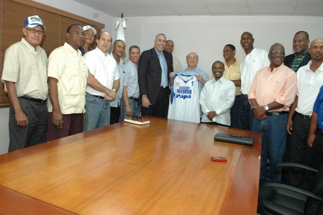 EX JUGADORES SELECCIÓN NACIONAL BALONCESTO APOYAN HIPÓLITO MEJIA