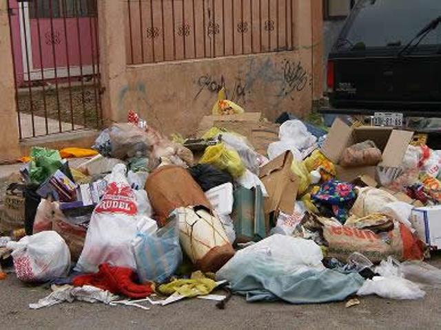 BASURA AHOGA FAMILIAS SECTOR LA CHOCOLATERA