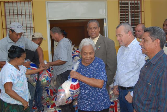 GOBIERNO ENTREGA  MILES RACIONES ALIMENTOS EN PUERTO PLATA
