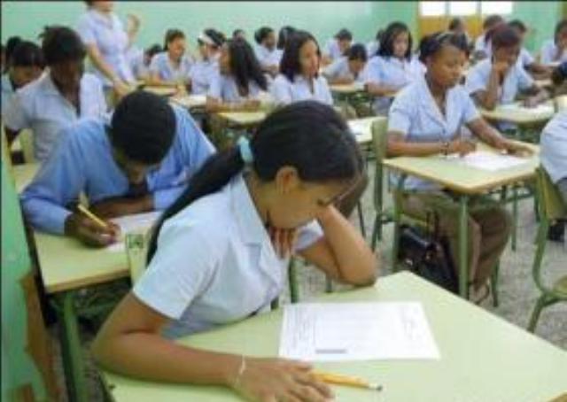 ESTUDIANTES RECIBEN DOCENCIA APIÑADOS ESCUELA SAN MARCOS