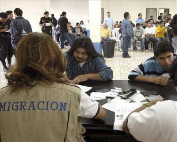 DETECTAN IRREGULARIDADES DEPORTACIONES INMIGRANTES HISPANOS