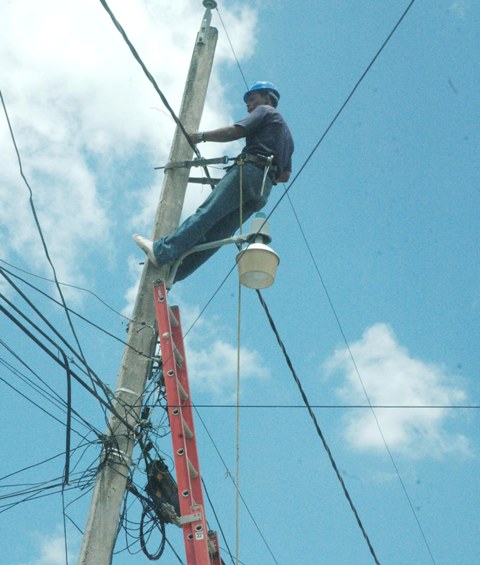 SOMETEN JUSTICIA COMERCIANTES REALIZAN CONEXIONES ELÉCTRICAS ILEGALES