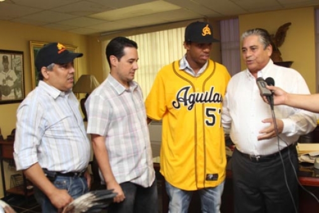 ÁGUILAS CIBAEÑAS RECIBEN PROMETEDOR JARDINERO OSCAR TAVERAS