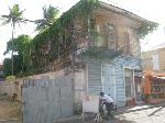CASA DESVENCIJADA CONTRASTA CONSTRUCCIÓN MUSEO HONRA GENERAL GREGORIO LUPERÒN EN PUERTO PLATA