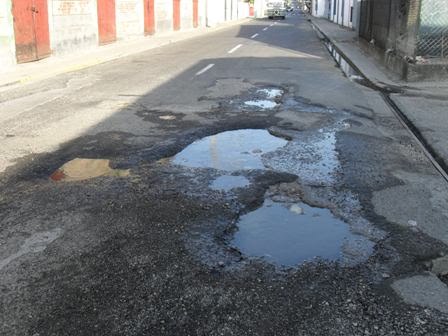 CALLE 30 DE MARZO PERMANECE ARRABALIZADA