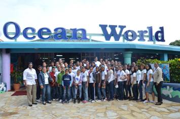GRUPOS DE NIÑOS SORDOMUDOS SANTIAGO VISITAN OCEAN WORLD