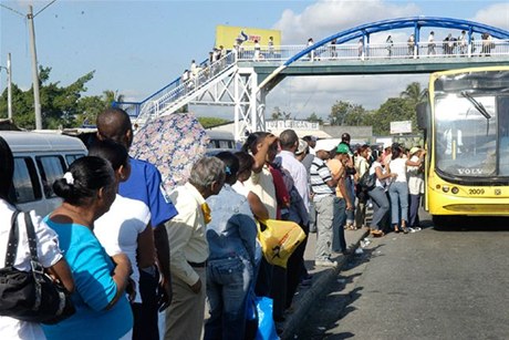 VACACIONISTAS OTORGAN HIPOLITO MEJÍA 68%;  DANILO MEDINA 32% ENCUESTA SEMANA SANTA
