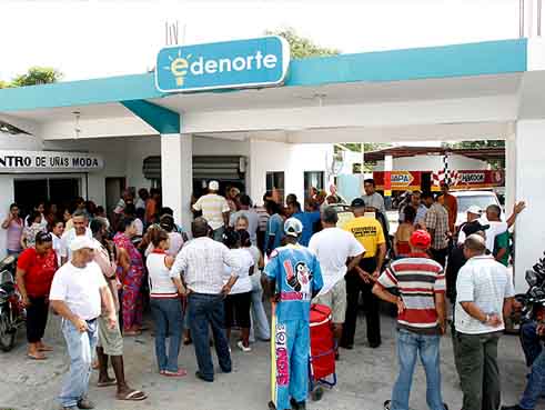 USUARIOS EDENORTE ACUDEN PAGAR FACTURAS ELÉCTRICAS