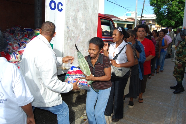 DISTRIBUYEN RACIONES ALIMENTOS FAMILIAS POBRES ALTAMIRA
