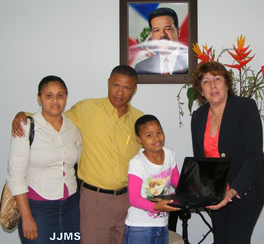 GOBERNADORA ENTREGA COMPUTADORA JEFE POLICIA NACIONAL OBSEQUIA NIÑA PUERTOPLATENA