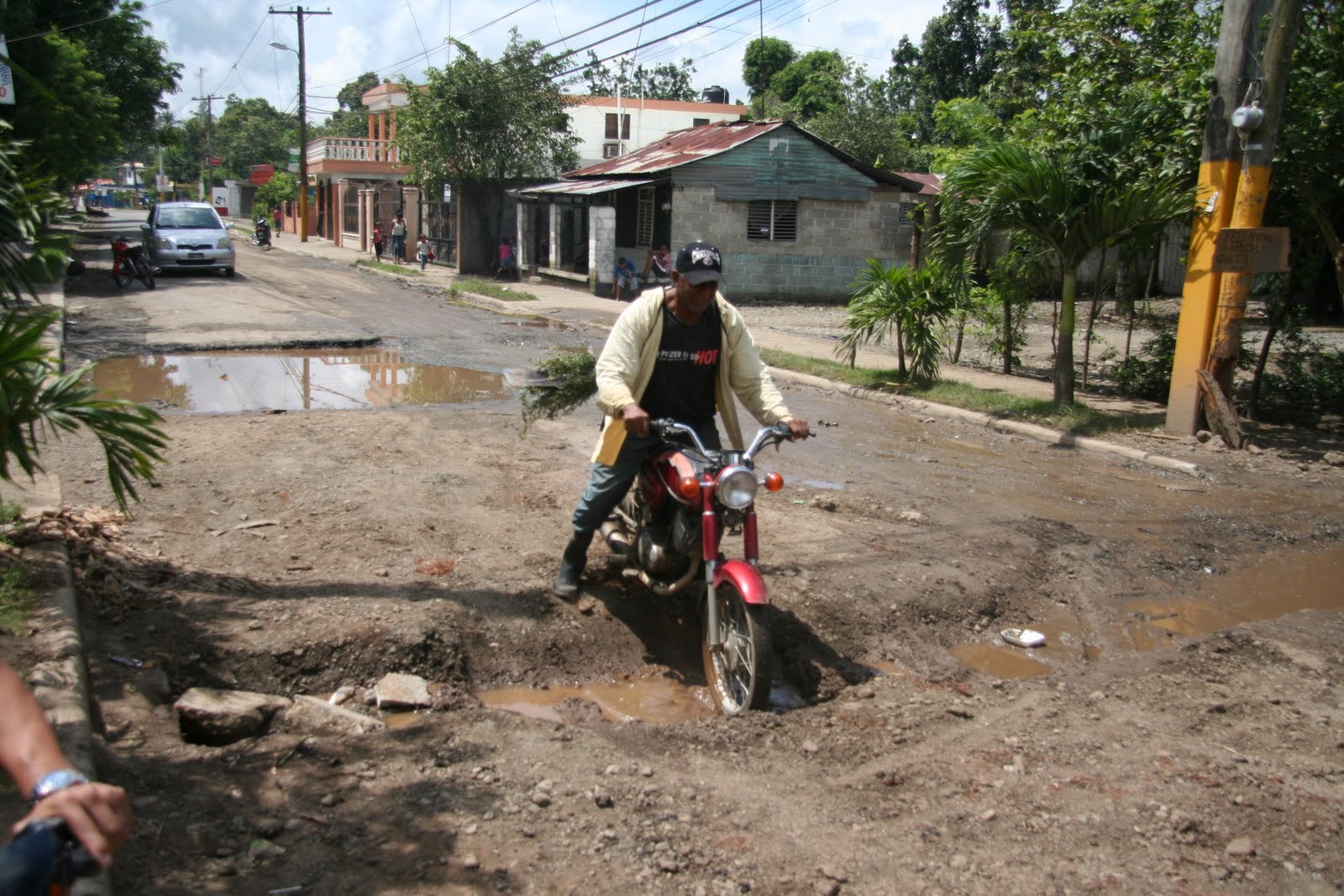 FAMILIAS BUSCAN ASFALTEN CALLES COMUNIDAD SAN MARCOS