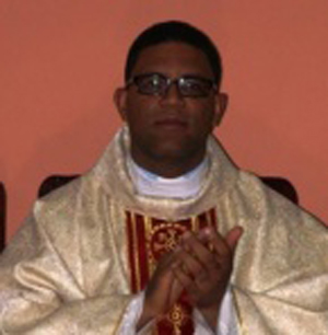 Feligreses católicos recuerdan sacerdote falleció en accidente