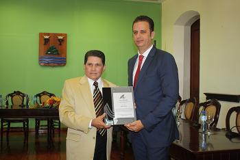 ASONAHORES entrega reconocimiento alcalde Musa Meyreles