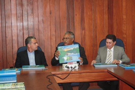 Ministerio Medio Ambiente Entrega Libros Imágenes ASONAHORES