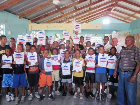 Compraventa Antonio entrega útiles escolares niños Puerto Plata
