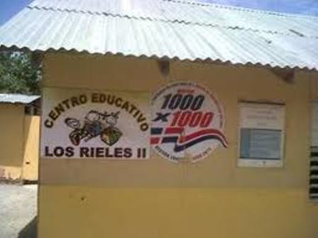 Estudiantes y maestros hacinados en escuela Los Rieles II