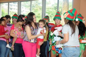 Donan juguetes niños comunidad Samaná
