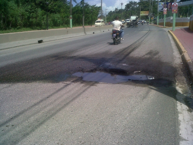 Grietas, hoyos afectan avenidas Puerto Plata