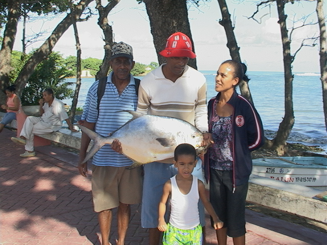 Familia humilde realiza pesca milagrosa puntilla del malecón