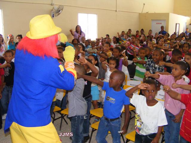 Fundación Brugal celebra día del niño a estudiantes centro educativo fe y alegría