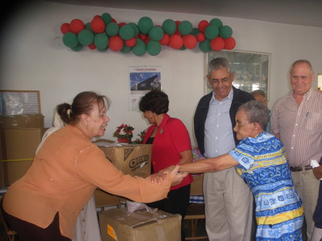 La benéfica sociedad amor y paz entrega donaciones hogar de ancianos