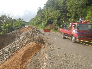 Reparan derrumbes en tramo carretero La Colorada-Imbert