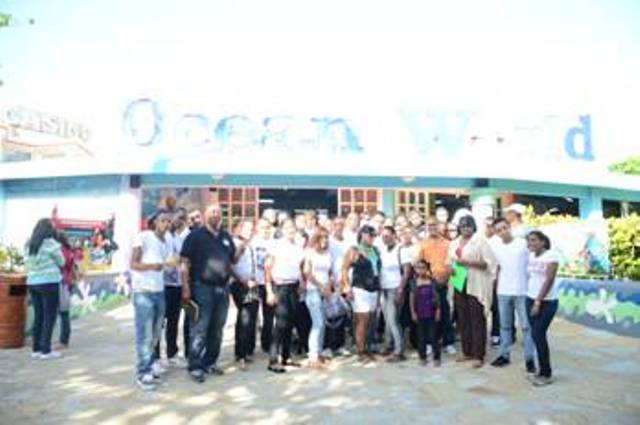GRUPO ESTUDIANTES VISITAN OCEAN WORLD