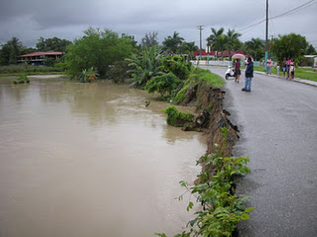 RÍO CAMÚ SALE CAUCE; PROVOCA INUNDACIONES BARRIOS MONTELLANO