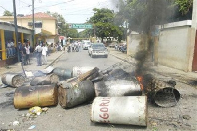 CONTINÚAN PROTESTAS FALTA AGUA POTABLE EN PUERTO PLATA
