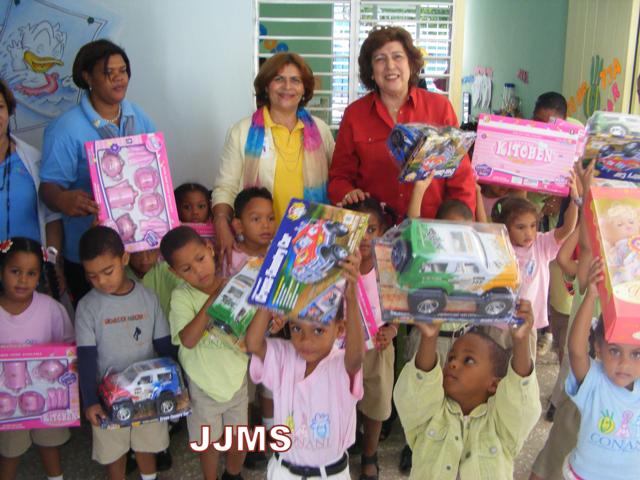 GOBERNADORA PUERTO PLATA ENTREGA JUGUETES NIÑOS POBRES