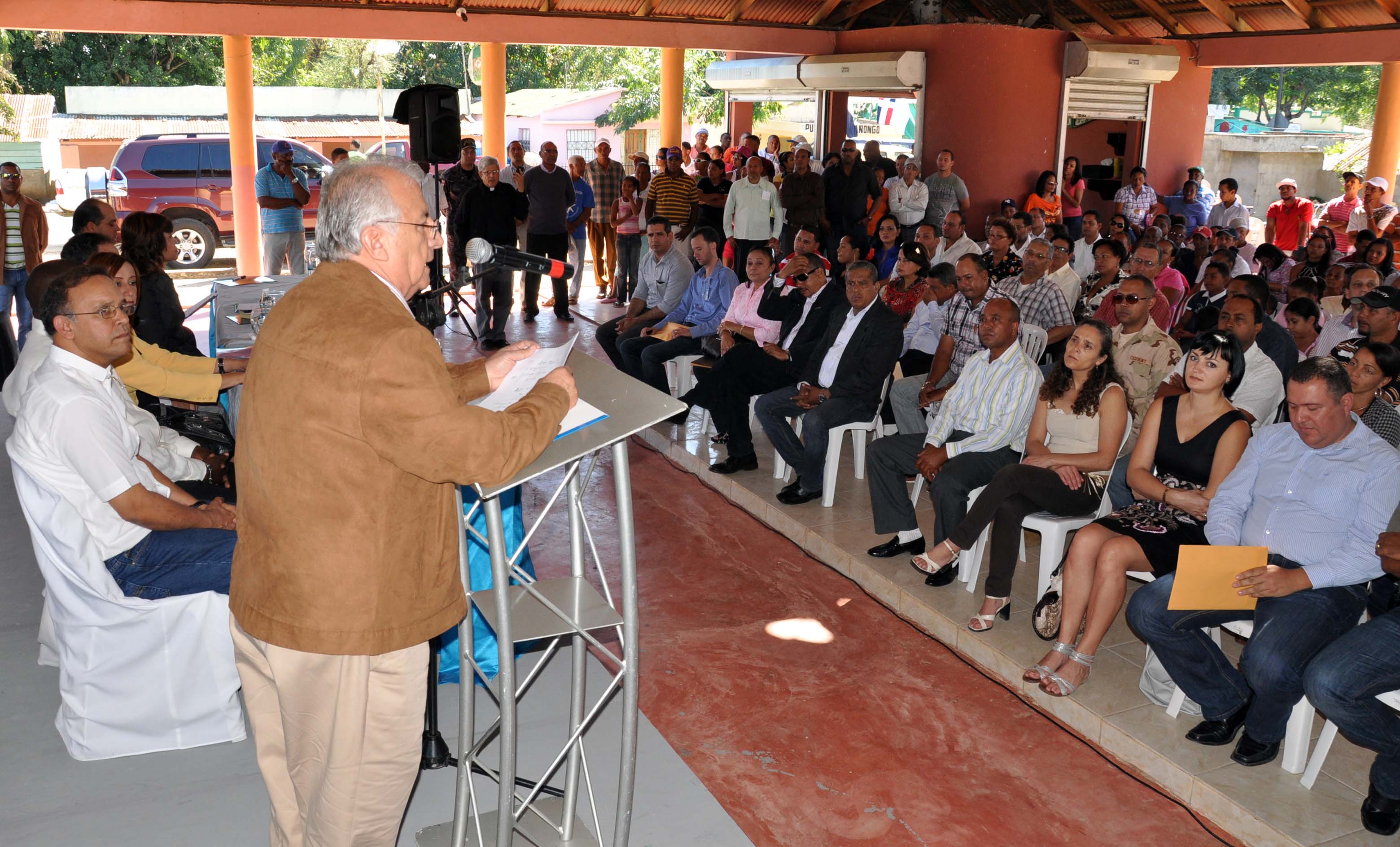 SOLUCIONAN PROBLEMAS ELÉCTRICOS COMUNIDAD DAJABÓN