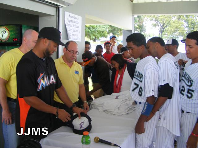 JUGADOR EMILIO BONIFACIO REPARTE ÚTILES DEPORTIVOS EN PUERTO PLATA