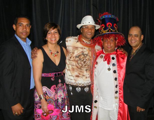 COMPARSEROS BUSCAN SALVAR CARNAVAL PUERTO PLATA