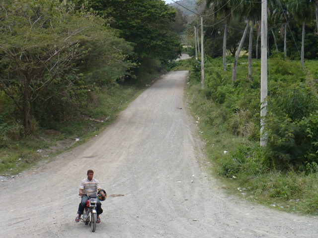 REPARAN CARRETERA UNE MAIMÓN-GUZMANCITO  